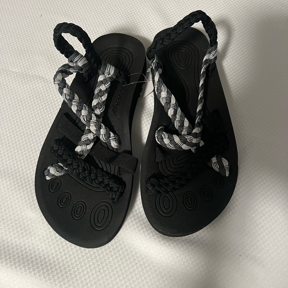 NEW MERENCE ROPE WOMENS SANDALS BLACK AND WHITE SIZE: 8.5